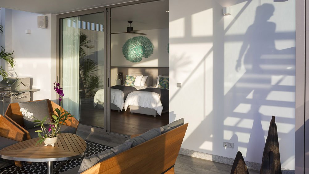 Malaiwana Duplex - Twin bedroom and outside living area
